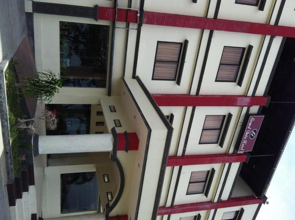 Grand Duta Hotel Palu Exterior photo